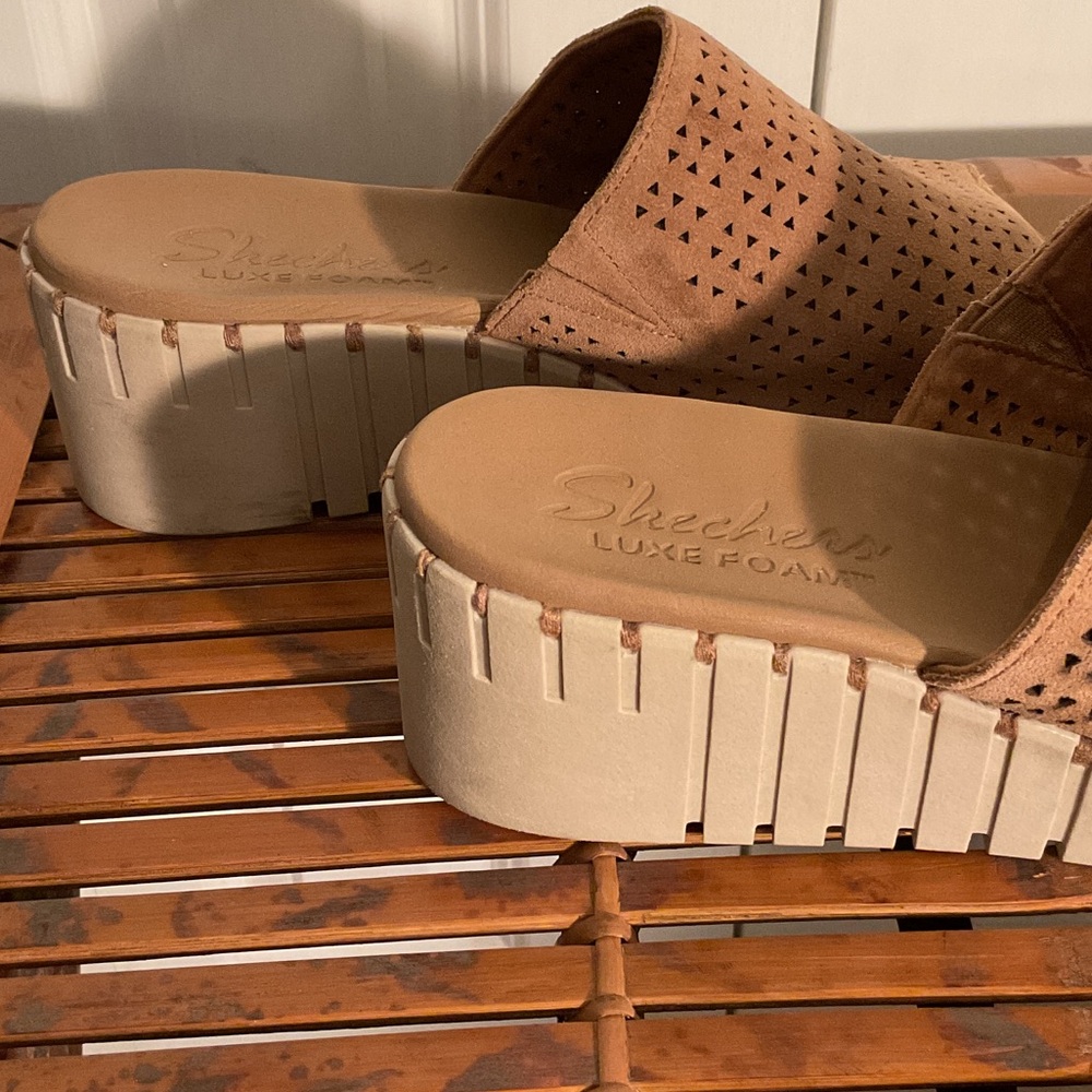 Skechers Lux Foam Tan Perforated Mules - Picture 3 of 4